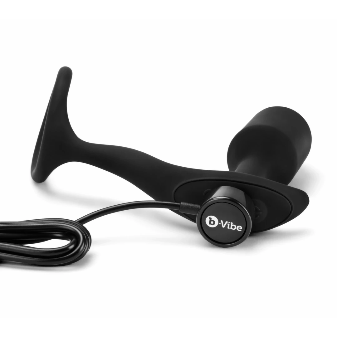 b-Vibe Snug & Tug XL vibruojantis varpos žiedas su apsunkintu analiniu kaiščiu, juodas