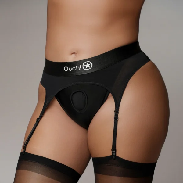 Ouch! by Shots vibruojantys strap-on stringai su kojinių laikikliais, juodi, XL/XXL