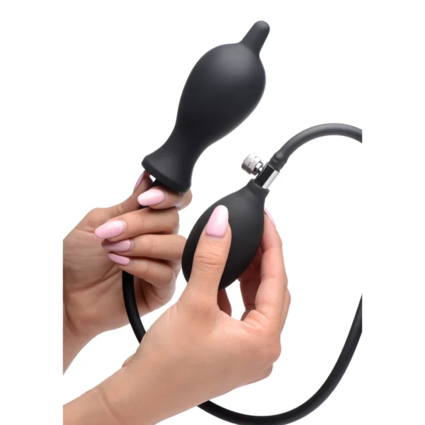 XR Brands Dark Inflator pripučiamas analinis kaištis iš silikono, juodas