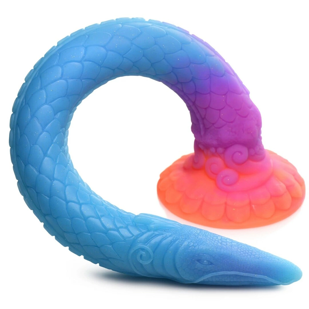 XR Brands Makara silikoninis fantazijos dildo, šviečiantis tamsoje, daugiaspalvis